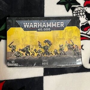 40,000 Orks Boyz Miniatures Set - Green and Yellow